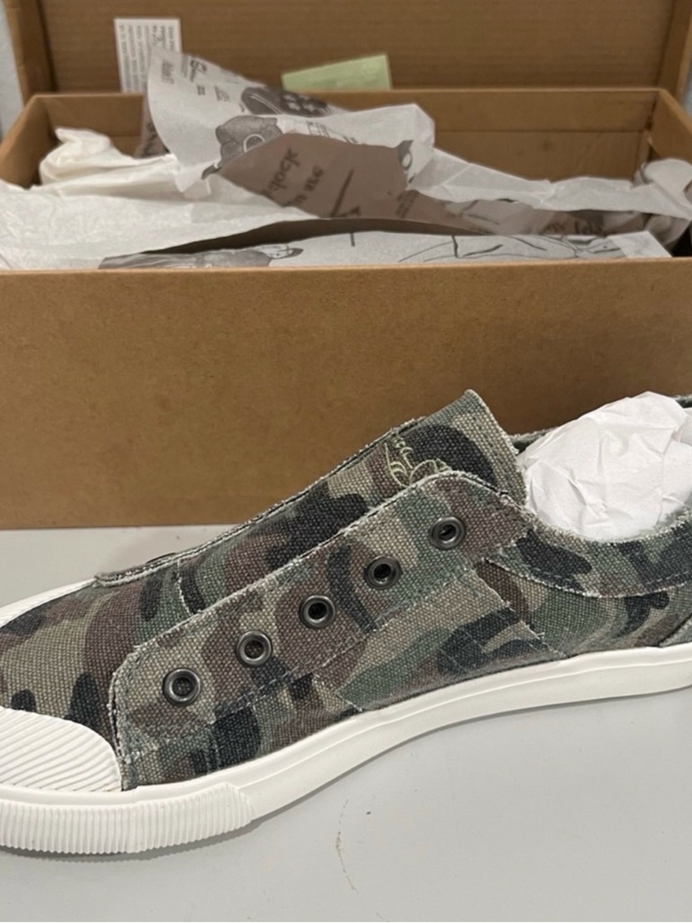 SBICCA CAMO SLIP ONS - LIKE NEW!! Size 8 - Picture 2 of 8